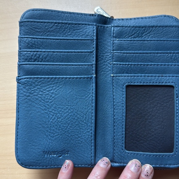 Wrangler Trifold Wallet/ Wristlet Light Blue - Picture 6 of 10